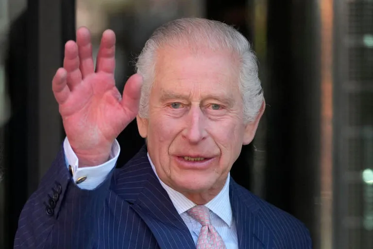 Diplomacia bajo fuego: El Rey Carlos III mantiene su visita a EE. UU. pese a las tensiones por la guerra en Irán