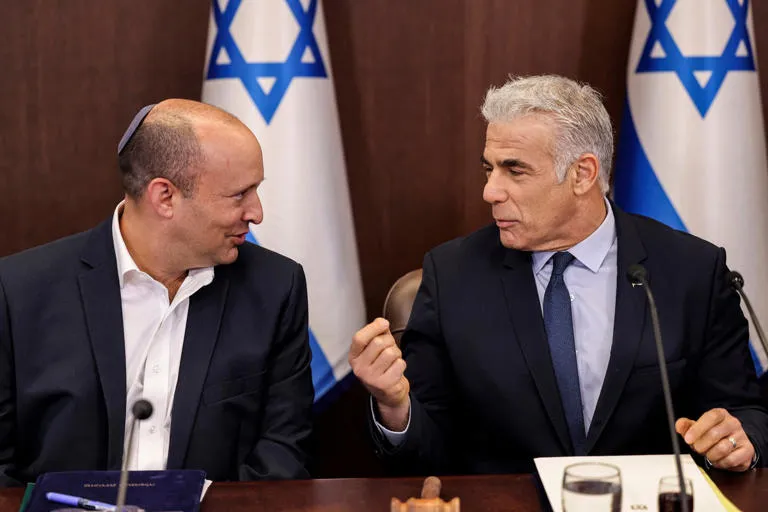 ¡Golpe maestro contra Netanyahu! Dos ex-primeros ministros fusionan fuerzas para derrocar al gobierno