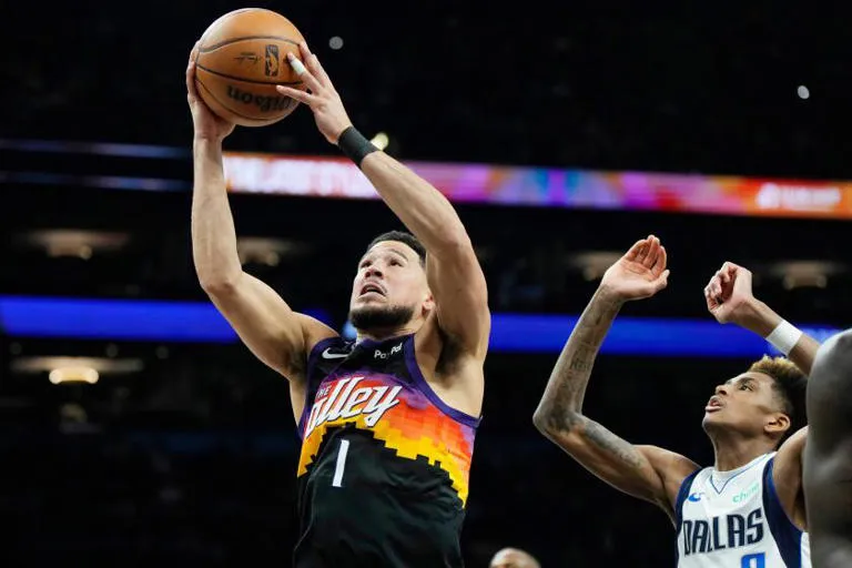Aquí tienes una redacción original sobre la crucial victoria de los Suns para definir su destino en la postemporada: