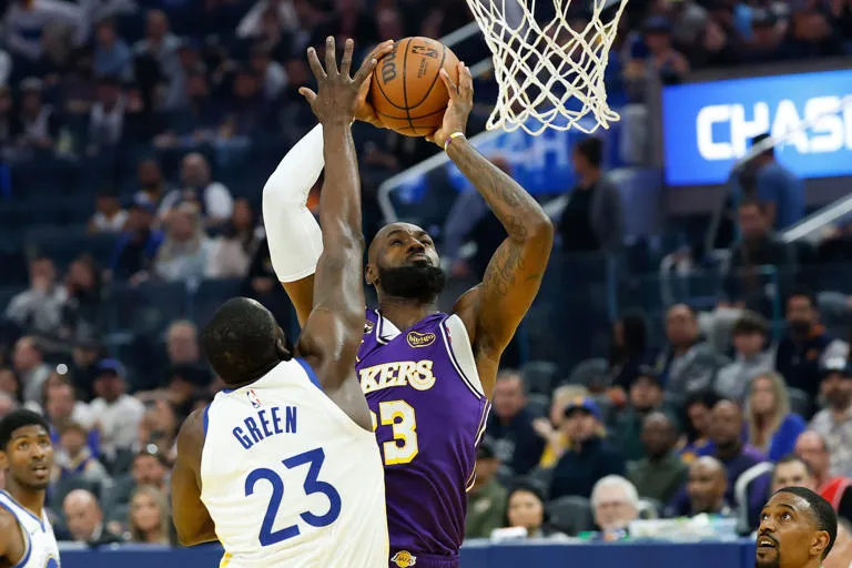 Resistencia de púrpura y oro: Los Lakers mantienen su apuesta por la gloria en el cierre de temporada