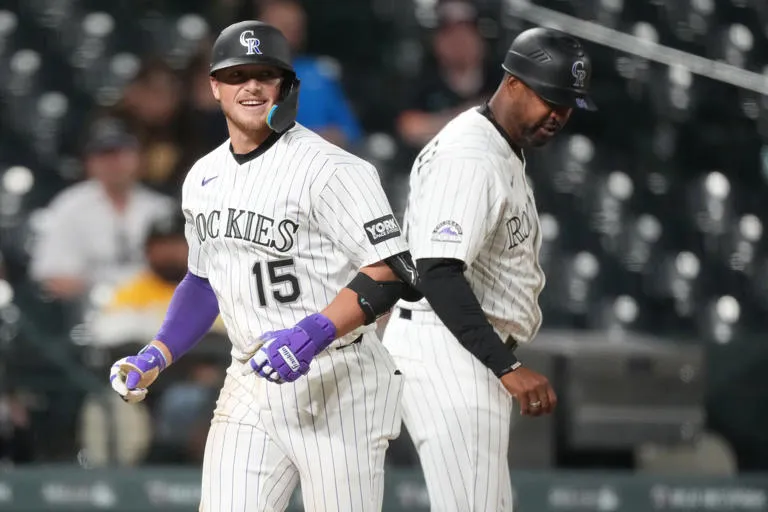 Rockies de Colorado vencen 8-3 a los Padres con sólida actuación de Sugano y bateo oportuno