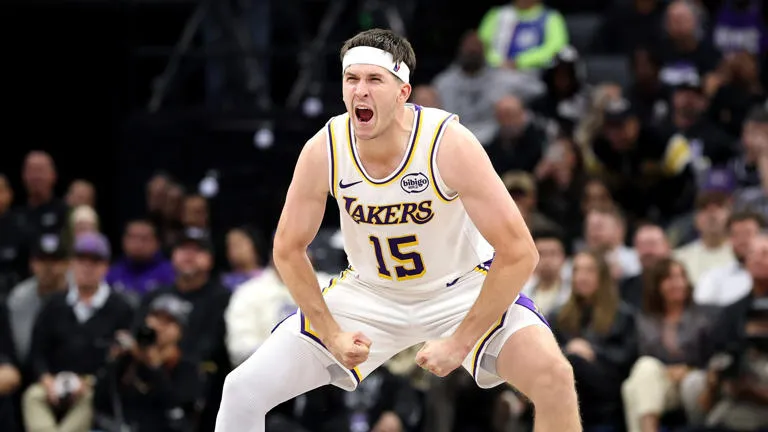 Optimismo en los Lakers: Austin Reaves podría regresar antes de los playoffs Los seguidores de los Lakers han recibido noticias alentadoras este 17 de abril de 2026 respecto a la recuperación de Austin Reaves. Tras la reciente evaluación de su lesión, los médicos del equipo han revelado un plazo de regreso bastante optimista, lo que permitiría al escolta reincorporarse a la rotación justo a tiempo para el inicio de la postemporada. El informe médico indica que la inflamación en su tobillo ha disminuido significativamente en los últimos días, permitiéndole comenzar con trabajos ligeros de movilidad y tiro en cancha. Según los especialistas, si no se presentan contratiempos en las próximas sesiones de entrenamiento, Reaves podría estar disponible para los últimos partidos de la fase regular o, en el peor de los casos, para el primer juego de la serie de playoffs. La importancia de su regreso es vital para el esquema de Los Ángeles, ya que Reaves se ha consolidado como un generador de juego secundario y un anotador confiable en momentos críticos. Su presencia aliviaría la carga ofensiva sobre las estrellas del equipo y fortalecería la profundidad del banquillo en un tramo donde cada posesión cuenta. Con esta actualización positiva, el cuerpo técnico liderado por JJ Redick respira con mayor tranquilidad, esperando recuperar a una de sus piezas más versátiles para afrontar el desafío de buscar un nuevo campeonato en este 2026. La evolución de Reaves será monitoreada día a día para asegurar que su retorno sea seguro y efectivo.