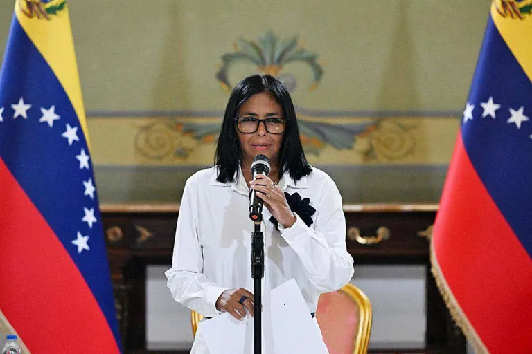 Giro histórico en la política financiera: Washington permite el uso del dólar a la banca venezolana