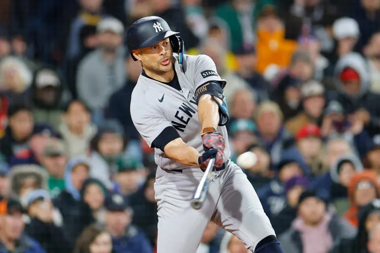 Alarma en los Yankees: Giancarlo Stanton queda fuera ante Astros por posible lesión