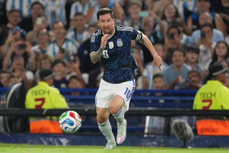 Lionel Messi adquiere la UE Cornellà: su nuevo paso como propietario en Barcelona En un movimiento que refuerza su histórico vínculo con Cataluña, Lionel Messi se ha convertido oficialmente este jueves 16 de abril de 2026 en el nuevo propietario de la Unió Esportiva Cornellà. El club, que actualmente milita en la Tercera Federación (quinta categoría del fútbol español), anunció el acuerdo destacando que el astro argentino busca impulsar el crecimiento deportivo e institucional de la entidad. Detalles de la adquisición y el proyecto: Identidad y cercanía: La UE Cornellà es un club tradicional del área metropolitana de Barcelona, cuya sede se encuentra a escasos metros del estadio del Espanyol y a unos 15 minutos de la residencia familiar de los Messi en Castelldefels. Gestión familiar: Según informes, la estructura directiva del club incluirá a familiares directos del jugador: su hermano Matías Messi asumirá la presidencia, mientras que sus hermanos María Sol y Rodrigo también tendrán roles en la gestión y el consejo del equipo. Objetivo deportivo: Actualmente, el equipo ocupa puestos de vanguardia en el Grupo V de la Tercera RFEF, con el objetivo inmediato de lograr el ascenso a la Segunda Federación. El proyecto de Messi contempla un plan estratégico a largo plazo basado en la sostenibilidad y el fortalecimiento de la cantera, una de las más prestigiosas de España (de donde salieron figuras como Jordi Alba). Multipropietario: Con esta compra, Messi expande su cartera de inversiones en el fútbol, sumando al Cornellà a sus otros proyectos como accionista en el Deportivo LSM de Uruguay y el Leones FC en su natal Rosario, Argentina. Impacto en la comunidad: La llegada de Messi ha sido recibida con entusiasmo en Cornellà de Llobregat, ya que representa una inyección de visibilidad y recursos para un club modesto pero histórico. Para el "10", este paso simboliza un regreso empresarial a la tierra donde se formó, manteniendo su legado vivo en el fútbol español mientras continúa su carrera activa en el Inter Miami y se prepara para el Mundial de 2026.