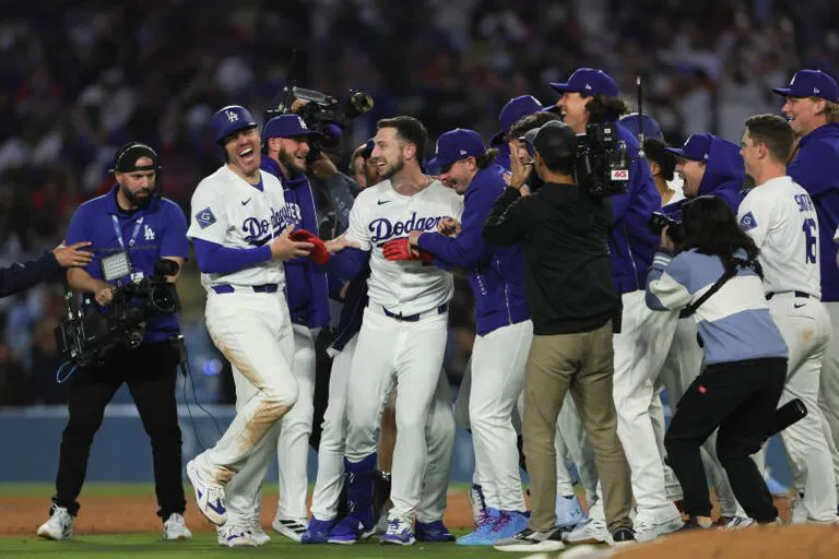 Kyle Tucker se viste de héroe en la novena entrada para sellar la victoria de los Dodgers sobre los Marlins