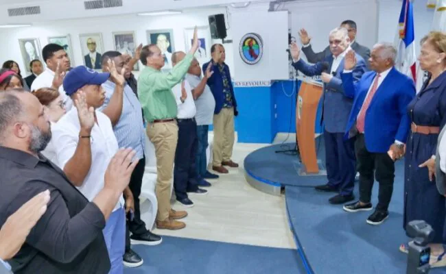 Miguel Vargas insiste "Abinader ha endeudado al país tres veces más que todos los gobiernos desde Trujillo"; considera oposición debe establecer mecanismo de alianza que evite PRM continúe en el Poder más allá del 2028