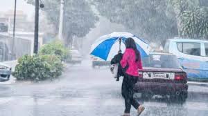 Vaguada provocará aguaceros dispersos en varias provincias este jueves Las temperaturas mínimas oscilarán entre los 22 °C y 24 °C, mientras que las máximas estarán entre 30 °C y 32 °C Santo Domingo.– La vaguada que incide sobre el territorio nacional comenzará a debilitarse de manera gradual este jueves; sin embargo, sus efectos continuarán generando condiciones de inestabilidad atmosférica en distintas zonas del país, informó el Instituto Dominicano de Meteorología (INDOMET). Durante las horas de la mañana se prevén aguaceros dispersos sobre el litoral Caribeño y la región noreste, producto de la combinación de la vaguada en niveles altos y el viento del este/sureste. En horas de la tarde, las precipitaciones podrían intensificarse con aguaceros moderados localmente y tronadas aisladas en provincias de las regiones noreste, sureste, la Cordillera Central y la zona fronteriza. Entre las localidades con mayor probabilidad de lluvias figuran Santo Domingo, San Cristóbal, Barahona, Samaná, Hato Mayor, Monte Plata, El Seibo, Duarte, Sánchez Ramírez, La Altagracia, La Romana, María Trinidad Sánchez, Dajabón y Santiago Rodríguez. INDOMET indicó además que las temperaturas continuarán calurosas en gran parte del país, por lo que recomienda a la población ingerir suficientes líquidos, vestir ropa ligera y de colores claros, evitar la exposición prolongada al sol y permanecer en lugares frescos y ventilados. El Centro de Pronóstico Nacional mantiene y modifica algunos niveles de alerta y aviso meteorológico ante el riesgo de inundaciones urbanas, crecidas de ríos, arroyos y cañadas, así como posibles deslizamientos de tierra. Condiciones en el Gran Santo Domingo Distrito Nacional: medio nublado a nublado con chubascos matutinos. Santo Domingo Norte: medio nublado a nublado con lluvias matutinas y tronadas aisladas. Santo Domingo Oeste: incrementos nubosos ocasionales con chubascos matutinos y tronadas aisladas. Santo Domingo Este: nublados matutinos con chubascos aislados. Las temperaturas mínimas oscilarán entre los 22 °C y 24 °C, mientras que las máximas estarán entre 30 °C y 32 °C.