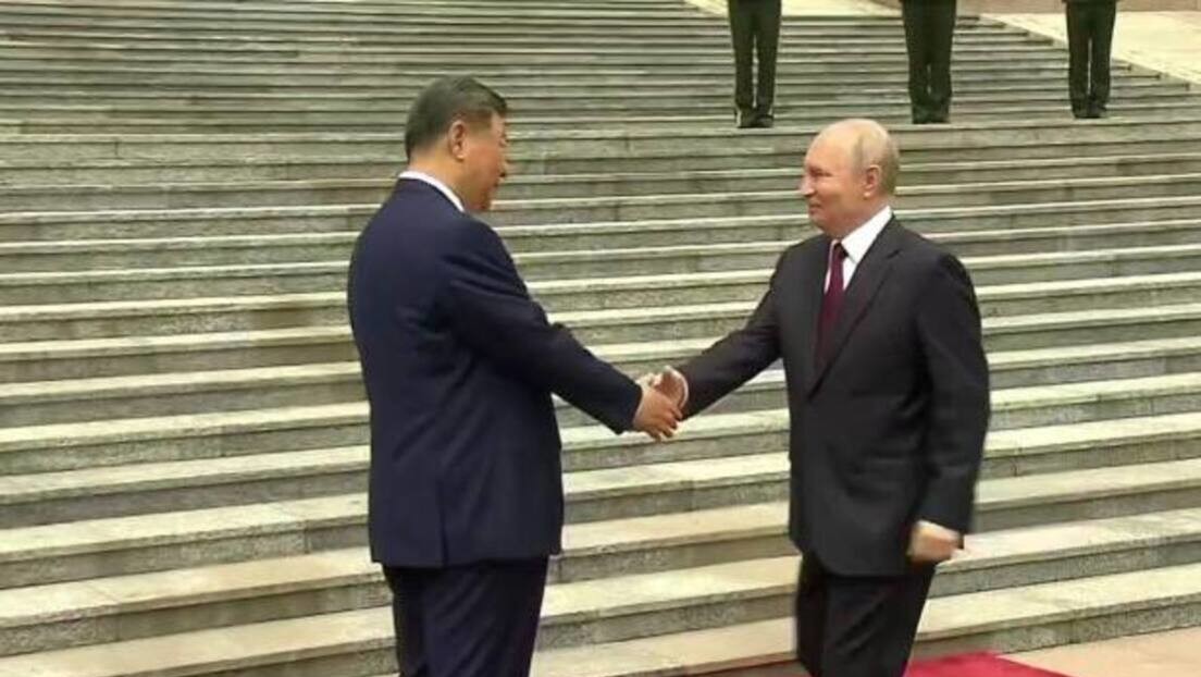 Así llegó Vladímir Putin en la limusina presidencial rusa AURUS