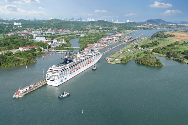 MSC Cruceros devela imágenes de renovado MSC Poesia por el Canal de Panamá