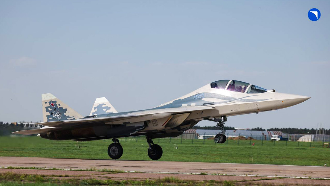 El caza ruso de quinta generación Su-57 levanta el vuelo en su versión biplaza