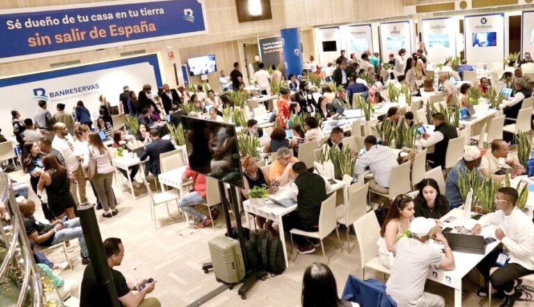 Dominicanos en Europa aprovechan feria de Banreservas 