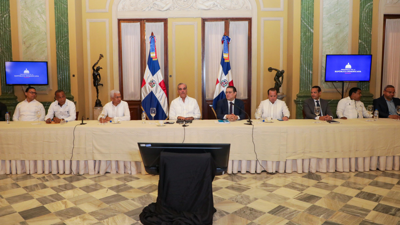Gobierno dispone mesa permanente con transportistas para mitigar alza de combustibles y evitar aumentos en el pasaje en beneficio de los dominicanos