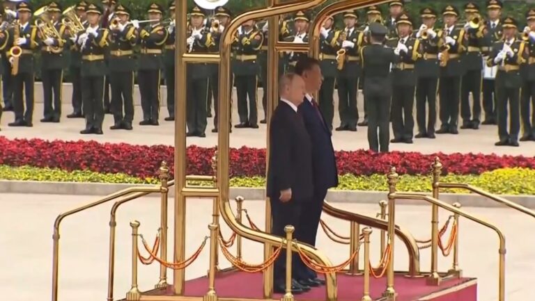 Interpretan el himno nacional ruso en Pekín con salvas ceremoniales