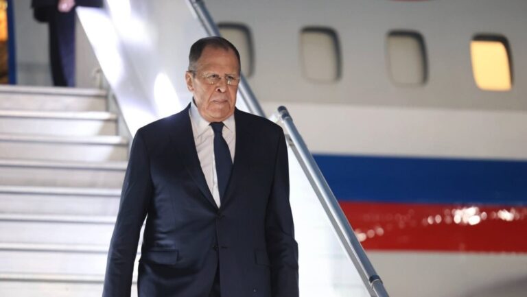 Lavrov llega a la India para participar en una reunión entre los cancilleres de los BRICS
