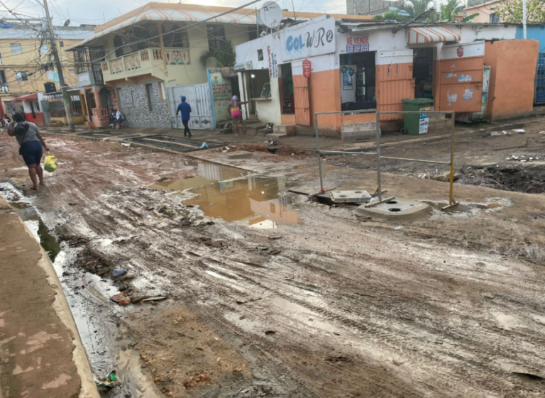 Abandono de trabajos en la calle Primera genera preocupación entre comunitarios de Maquiteria
