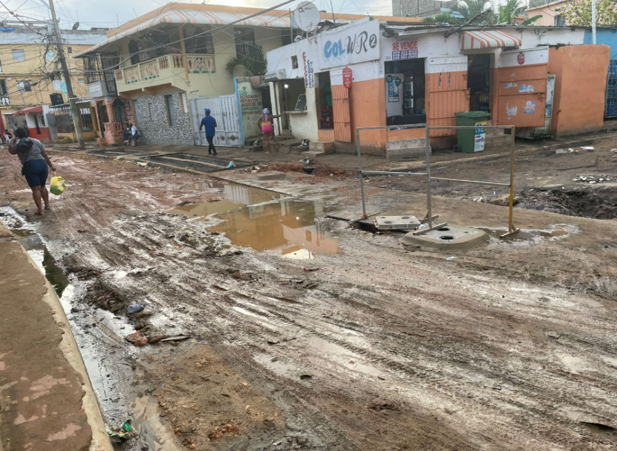 Abandono de trabajos en la calle Primera genera preocupación entre comunitarios de Maquiteria