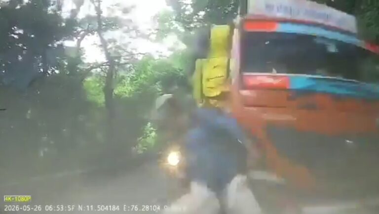 Motociclista se salva milagrosamente tras violento impacto de un camión sin frenos