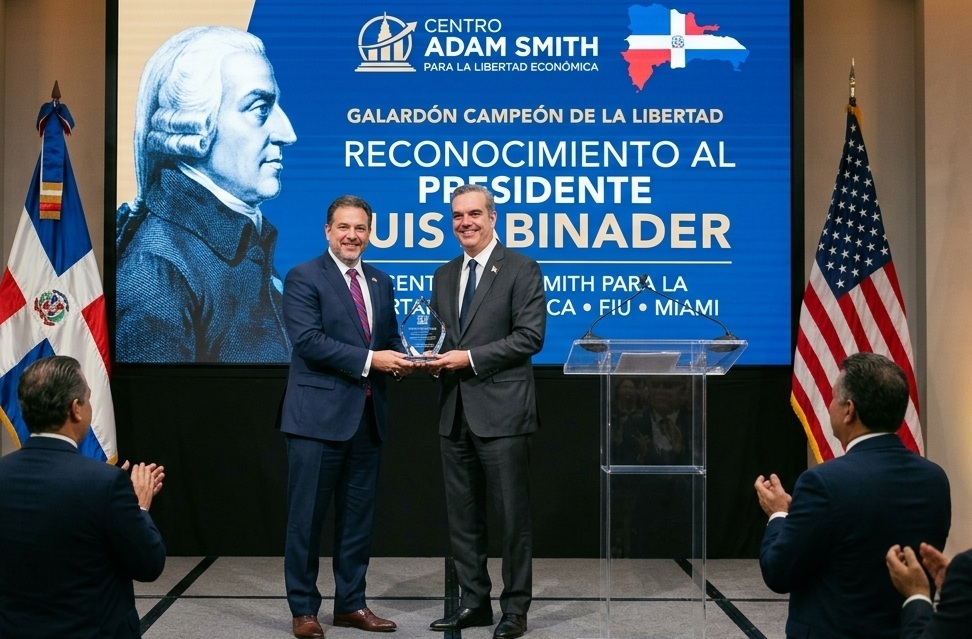 Abinader recibió en Miami un reconocimiento de universidad