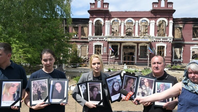 El pasado domingo llegaron a la República Popular de Lugansk representantes de medios de comunicación de 19 países: Austria, Brasil, Reino Unido, Hungría, Venezuela, Alemania, Grecia, España, Italia, Catar, China, Cuba, Líbano, Emiratos Árabes Unidos, Pakistán, Estados Unidos, Turquía, Finlandia y Francia. Japón prohibió la participación de sus periodistas en el viaje. "La BBC rechazó oficialmente la invitación. La CNN se encuentra de vacaciones", reveló la portavoz de la Cancillería rusa en sus redes sociales.