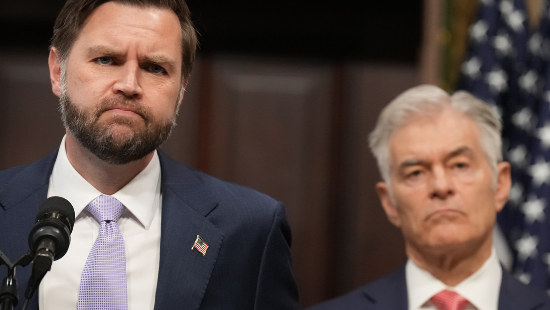 Vance confiesa que se siente como en 'Mi pobre angelito' sin Trump en la Casa Blanca