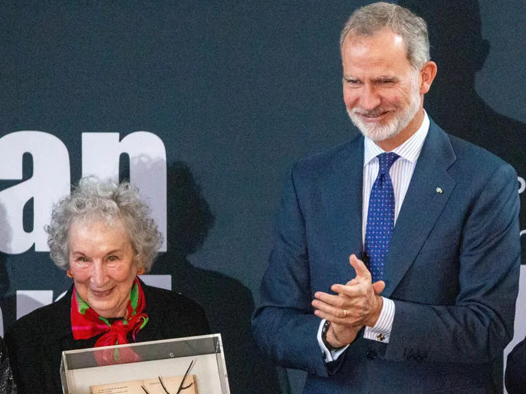 Complicidad y letras en Toronto: El rey Felipe VI entrega a Margaret Atwood el III Premio Internacional Joan Margarit de Poesía