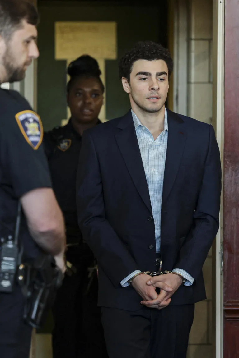 Decisión salomónica en Nueva York: El juez descarta declaraciones y objetos menores, pero valida el arma y el manifiesto de Luigi Mangione