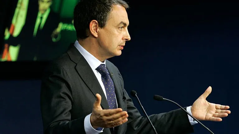 Grave acusación judicial en Madrid: Un informe de la UDEF señala a José Luis Rodríguez Zapatero y a sus hijas como presuntos beneficiarios del rescate a la aerolínea Plus Ultra El panorama político y judicial español se enfrenta a uno de sus terremotos más severos de los últimos años. Un demoledor informe de la Unidad de Delincuencia Económica y Fiscal (UDEF) de la Policía Nacional ha señalado directamente al expresidente del Gobierno, José Luis Rodríguez Zapatero, y a sus hijas como supuestos beneficiarios económicos del polémico rescate público otorgado a la aerolínea Plus Ultra, una revelación sumarial que ha dinamitado por completo la estabilidad del tramo final de la legislatura y ha desatado una tormenta institucional de consecuencias imprevisibles. El documento policial, que ya ha sido incorporado formalmente a las diligencias de la causa penal que se instruye en los juzgados de Madrid, arroja sospechas de extrema gravedad sobre los canales de mediación internacional del exlíder socialista. Según el análisis de los flujos de capitales y los correos electrónicos intervenidos por los investigadores, existen indicios de que el entorno familiar de Zapatero habría recibido comisiones indirectas, contratos de consultoría inflados y prebendas corporativas provenientes del entramado empresarial venezolano que controla la línea aérea, coincidiendo con la inyección de 53 millones de euros en fondos públicos que el Ejecutivo de coalición aprobó para la compañía durante la crisis pandémica. Las claves del informe policial que asfixia al entorno de Zapatero La investigación de la UDEF desglosa la supuesta arquitectura financiera del fraude a través de tres nexos críticos que complican el escenario judicial de los implicados: Sociedades pantalla en el extranjero: El informe identifica una red de empresas intermediarias con sedes en paraísos fiscales y en Caracas que presuntamente fueron utilizadas para triangular pagos opacos destinados a las cuentas bancarias de las hijas del expresidente. Vínculos con la cúpula de Plus Ultra: Los peritos policiales destacan que las fechas de las transferencias financieras sospechosas coinciden milimétricamente con las reuniones clave de mediación que Zapatero mantuvo en el Palacio de Miraflores con el régimen venezolano y con los directivos de la aerolínea antes de recibir el rescate del fondo SEPI. Contratos bajo sospecha: La policía cuestiona la legitimidad de supuestos servicios de asesoría jurídica y de representación de marcas comerciales asignados a las hijas del político, considerándolos meros canales de fachada para blanquear las comisiones del rescate. Terremoto en el Congreso y exigencia de elecciones La filtración del dosier de la UDEF ha paralizado la actividad ordinaria en las Cortes Generales, donde la oposición en bloque ha exigido la inmediata comparecencia del actual presidente del Gobierno para que rinda cuentas ante lo que califican como "la trama de corrupción institucional más vergonzosa de la democracia reciente". Reacción del Arco Político Medidas Exigidas de Inmediato Pronóstico de la Legislatura Partido Popular y Vox Personación como acusación popular, detención preventiva de los intermediarios y bloqueo de cuentas. Exigen la disolución de las Cámaras y la convocatoria urgente a elecciones generales anticipadas. Socios de Investidura (Socios de Gobierno) Distanciamiento técnico de la Moncloa y exigencia de explicaciones internas para evaluar la continuidad del pacto. Admiten en privado que la legislatura está "clínicamente muerta" debido a la asfixia parlamentaria. La defensa del expresidente: Fuentes cercanas al entorno de José Luis Rodríguez Zapatero han salido al paso de las acusaciones negando de forma tajante cualquier vinculación del político o de su familia con prácticas delictivas o desvío de fondos. El equipo legal del expresidente calificó el informe de la UDEF como una "recompilación de conjeturas malintencionadas sin sustento probatorio real" y anunció la interposición de querellas por difamación, insistiendo en que todas las actividades internacionales del exmandatario se han mantenido estrictamente dentro de la legalidad y de las labores de mediación diplomática autorizadas. Con el sumario judicial al rojo vivo y la expectación ciudadana concentrada en las próximas citaciones que determine el juez instructor, España se adentra en un periodo de extrema parálisis institucional. Mientras los analistas financieros vigilan el impacto del escándalo en la prima de riesgo y la confianza de los mercados europeos, el "Caso Zapatero" y el rescate de Plus Ultra se consolidan como el detonante definitivo del colapso político nacional, dejando al Gobierno sin margen de maniobra legislativa y con las elecciones generales tocando a la puerta.