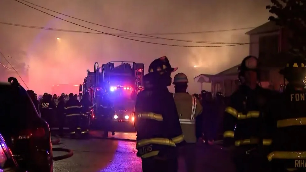 Al menos un muerto y 36 heridos por un incendio y dos explosiones en un astillero de Nueva York