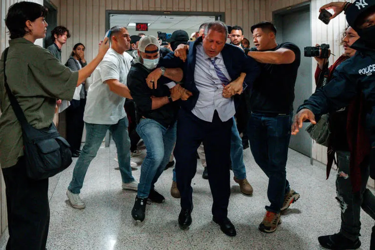 Conflictos internos en el Partido Demócrata de Nueva York por la gestión de tribunales migratorios