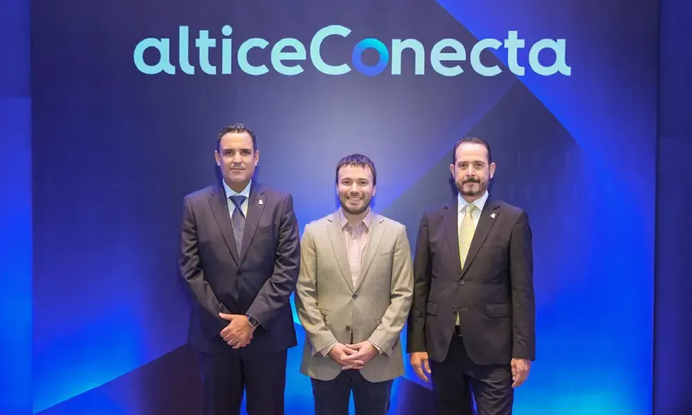 A pesar de que el enlace proporcionado no se encuentra disponible para acceso directo en este momento, los registros del sector corporativo y de telecomunicaciones permiten detallar la celebración de este importante encuentro empresarial: Altice Dominicana presenta la segunda entrega de «Altice Conecta» con enfoque en IA y desarrollo digital La empresa de telecomunicaciones Altice Dominicana celebró en Santo Domingo la segunda edición de Altice Conecta, su plataforma de relacionamiento empresarial e intercambio de conocimiento. El evento congregó a un destacado grupo de líderes corporativos, empresarios y altos ejecutivos de diversas industrias del país con el objetivo de analizar el impacto estratégico de la tecnología y la inteligencia artificial (IA) en el panorama económico actual. Bajo el título central “República Dominicana epicentro del Caribe digital, el nuevo mapa de oportunidades”, el encuentro sirvió como escenario para debatir las ventajas competitivas de la nación para consolidarse como un referente tecnológico y un hub digital en la región del Caribe. Liderazgo y visión estratégica La jornada estuvo encabezada por los principales directivos de la empresa de telecomunicaciones: Danilo Ginebra (CEO de Altice Dominicana): Destacó el valor de abordar con rigor los cambios tecnológicos acelerados de la mano de profesionales expertos, ofreciendo herramientas clave para que los líderes de negocios tomen decisiones informadas. Mauricio Salazar (Vicepresidente de Negocios): Resaltó el compromiso de la empresa por ir más allá de expandir el acceso a la conectividad, impulsando espacios de reflexión que guíen a las organizaciones en sus procesos de transformación digital. Conferencia magistral: Retos y gobernanza de la IA La ponencia principal fue dictada por el investigador chileno José Antonio Guridi, especialista internacional en políticas públicas tecnológicas e inteligencia artificial. Durante su intervención, Guridi presentó un análisis detallado respaldado por datos sobre el ecosistema empresarial latinoamericano, abordando el crecimiento exponencial de la IA, los desafíos de gobernanza y regulación, y las oportunidades específicas que posee la República Dominicana para acelerar su competitividad y posicionamiento en el mapa digital regional. Paneles de discusión El evento complementó su agenda con el panel de expertos titulado “Competir y crecer en el nuevo ecosistema digital”. En este espacio de debate participaron reconocidos especialistas del área tecnológica y de la ciberseguridad, entre ellos: Abel López, estratega digital. Jesús Calle Torres, evangelista tecnológico de Acronis. Ludwig Morales, gerente de Desarrollo de Negocios de Fortinet. Con la consolidación de esta plataforma, Altice Dominicana reafirma su rol como aliado estratégico del sector corporativo dominicano, promoviendo la adopción de herramientas avanzadas para enfrentar las demandas del entorno digital contemporáne
