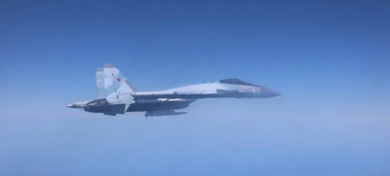 ¡Tensión máxima en el Mar Negro! Cazas rusos interceptan "peligrosamente" a un avión militar británico a solo seis metros de distancia