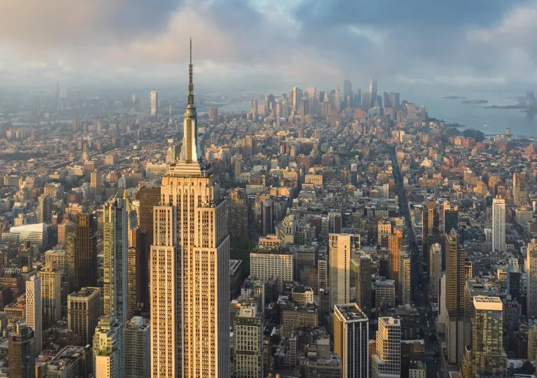 Nueva York impulsa medidas fiscales a viviendas de lujo y segundas residencias para mitigar el déficit presupuestario