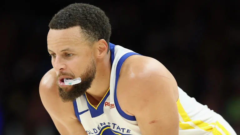 Frustración en la Bahía: Los Warriors reciben malas noticias sobre su objetivo el cuatro veces MVP mientras que el margen de fichajes de Steph Curry se reduce