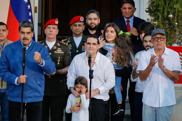 Giro en Caracas: La familia de Álex Saab abandona Venezuela rumbo a Rusia tras la caída del chavismo