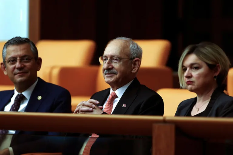 Tribunal turco ordena destituir a líder del principal partido de oposición