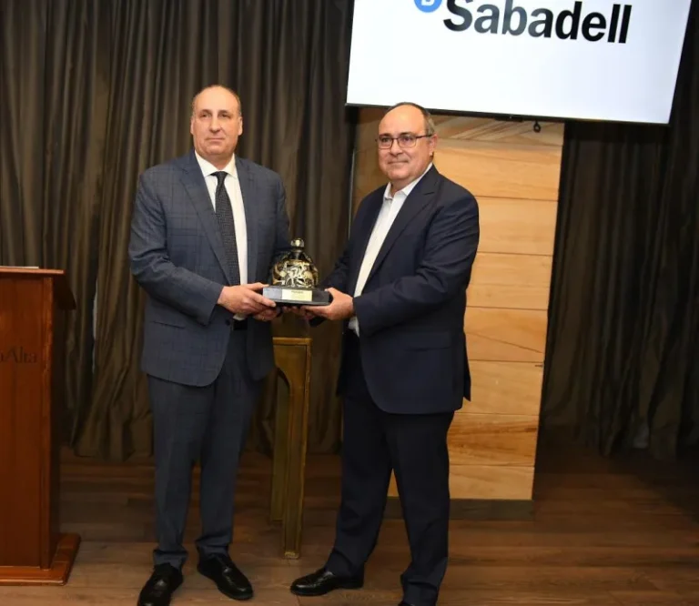 Trayectoria de Excelencia: Importante Entidad Financiera Europea Galardona al Empresario Zanoni Selig