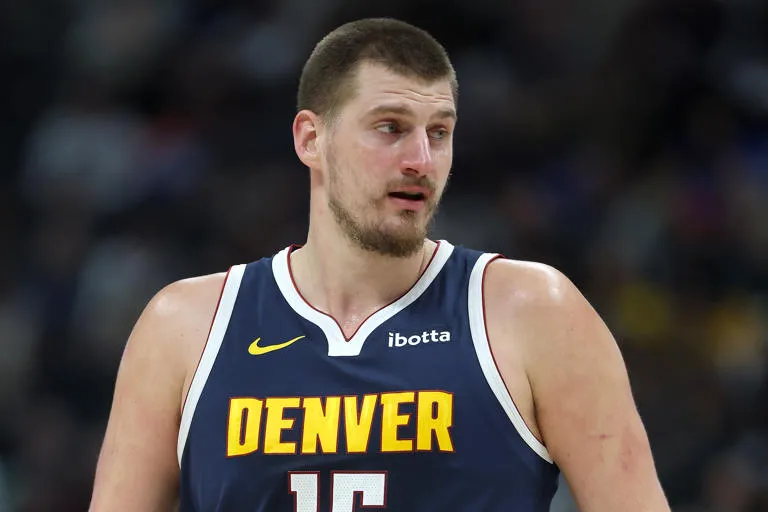 LOS DENVER NUGGETS ROMPEN EL SILENCIO SOBRE EL FUTURO DE NIKOLA JOKIC ESTA TEMPORADA BAJA