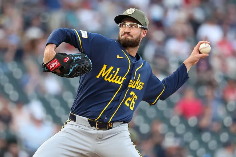 Aaron Ashby hace historia en Milwaukee tras un polémico desenlace frente a Minnesota