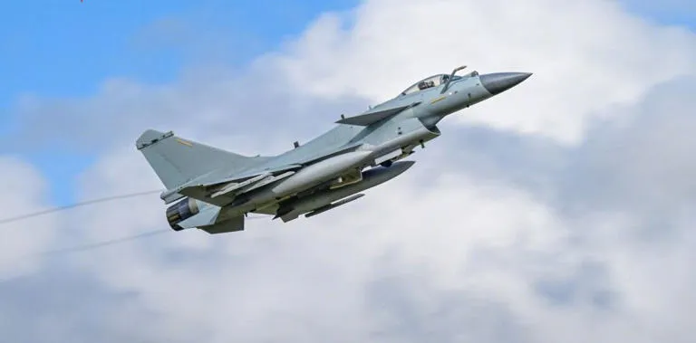 Alarma en la Aviación Militar Occidental: El J-10CE Chino Supera de Forma Contundente al Eurofighter en un Histórico Enfrentamiento Simulado Un reciente ejercicio de combate aéreo ha sacudido los cimientos de la defensa europea, encendiendo las alarmas en los altos mandos militares de todo el continente. El caza monomotor de fabricación china, Chengdu J-10CE, ha protagonizado una inapelable victoria de 9-0 frente al Eurofighter Typhoon, uno de los principales baluartes de la disuasión aérea de la OTAN. Este demoledor resultado no solo cuestiona la histórica supremacía tecnológica de los sistemas de armas occidentales, sino que impone una reevaluación estratégica urgente sobre las capacidades reales del arsenal de Pekín en escenarios de alta intensidad. El inesperado dominio del caza de manufactura asiática frente al sofisticado bimotor europeo radica en una combinación letal de aviónica de última generación y sistemas integrados de guerra electrónica. De acuerdo con los primeros análisis de rendimiento, el J-10CE explotó al máximo las ventajas de su radar de barrido electrónico activo (AESA) y sus misiles de largo alcance, logrando neutralizar a sus oponentes en la arena BVR (Beyond Visual Range o más allá del alcance visual). Esta superioridad táctica a gran distancia anuló por completo la reconocida agilidad y las capacidades cinemáticas del Typhoon, impidiéndole establecer una solución de disparo efectiva. Este escenario genera una honda preocupación en los consorcios industriales de Europa en un momento de máxima volatilidad geopolítica global. La contundencia del marcador demuestra que la brecha técnica que históricamente protegía a las plataformas de Occidente se ha cerrado de forma alarmante, consolidando a la industria aeroespacial china como un competidor de primer nivel y no solo como un fabricante masivo. El impacto comercial de este ejercicio podría dinamitar el atractivo de exportación de los cazas europeos en mercados de terceros países que buscan modernizar sus flotas con un rendimiento de combate contrastado. Frente al impacto de este enfrentamiento virtual, las presiones políticas e institucionales se trasladarán de inmediato hacia los programas de modernización y el desarrollo de los futuros sistemas aéreos de sexta generación en Europa. Queda en total evidencia que confiar en las capacidades de plataformas de cuarta generación modificadas representa un riesgo severo ante un adversario que innova a un ritmo vertiginoso. El bloque europeo se enfrenta ahora al imperativo de acelerar de forma drástica sus presupuestos de investigación y desarrollo si desea mantener una ventaja disuasoria creíble en los cielos del mañana.
