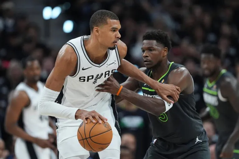 Victor Wembanyama y los Spurs logran una victoria histórica para igualar la serie ante los Timberwolves