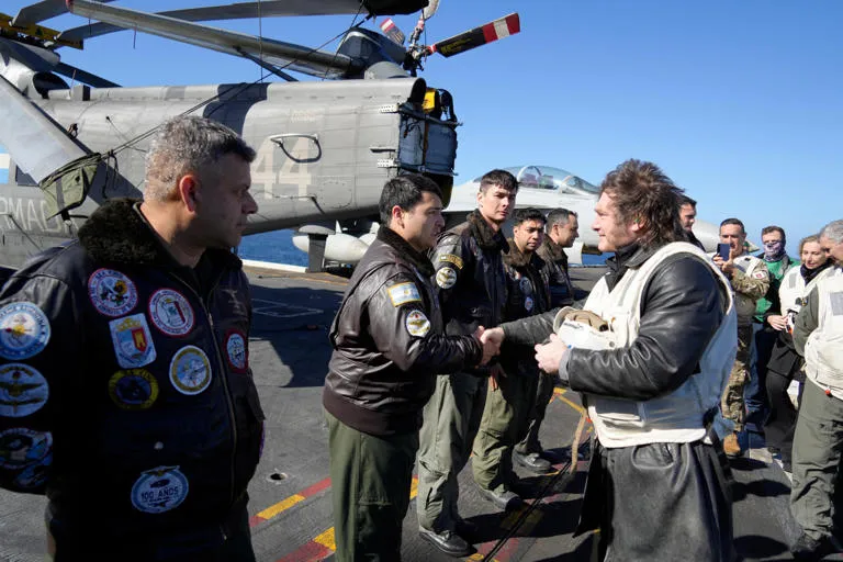 ¡Alianza de Hierro!: Milei aborda el portaaviones USS Nimitz en un despliegue de fuerza sin precedentes