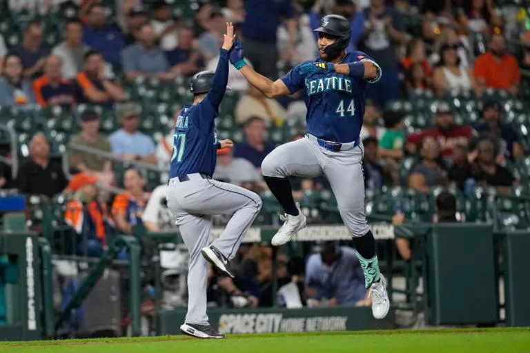 Julio Rodríguez brilla y los Marineros extienden su dominio histórico sobre los Astros