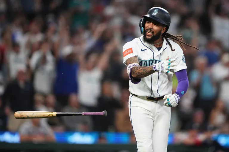 Remontada épica en Seattle: Los Marineros vencen 5-4 a los Bravos tras un sexto inning explosivo