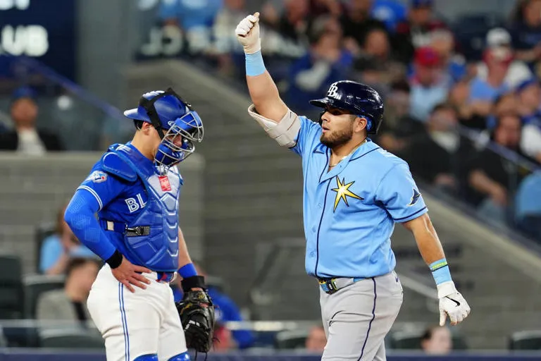 Jonathan Aranda lidera el triunfo de los Rays sobre los Azulejos con un cuadrangular