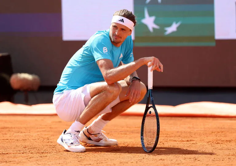 Sinner iguala récord de Djokovic y Zverev estalla por el estado de la pista