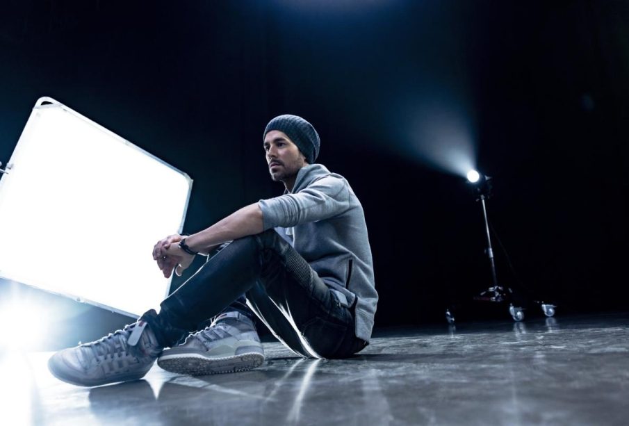 Enrique Iglesias besa a policía durante concierto en Tabasco y el momento se vuelve viral