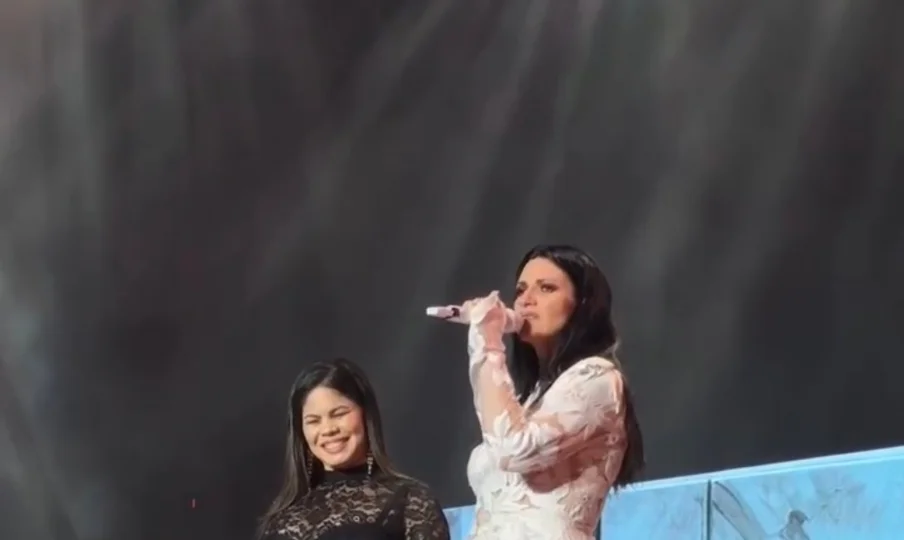 Laura Pausini invita a Zulinka Pérez a compartir escenario durante su concierto en RD