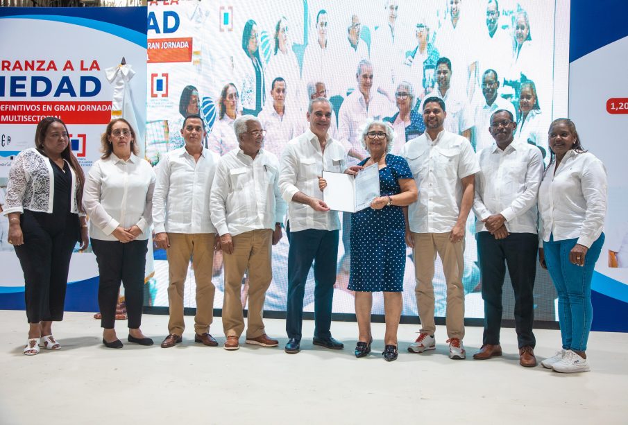 Presidente Abinader entrega en Haina 1,279 títulos de propiedad y beneficia 6,385 personas