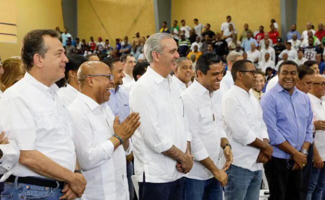 Presidente Abinader entrega dos techados en el GSD